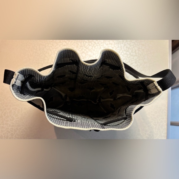 Purse | knit crossbody bucket bag. - Picture 11 of 13